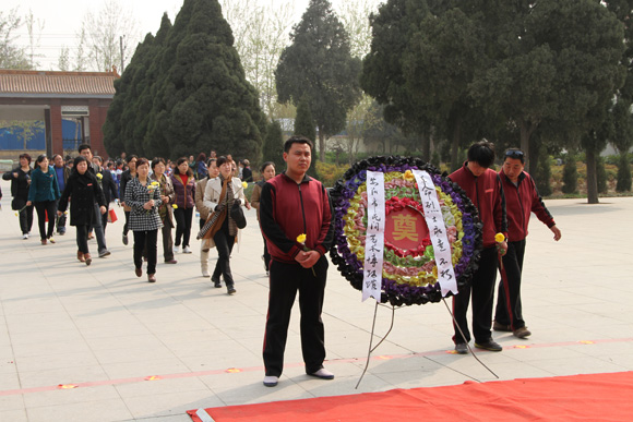 缅怀革命先烈，弘扬民族精神