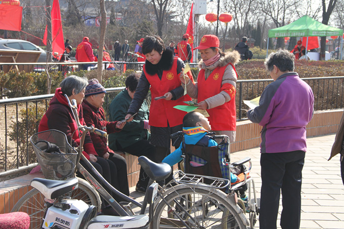 学雷锋  我们一直在行动