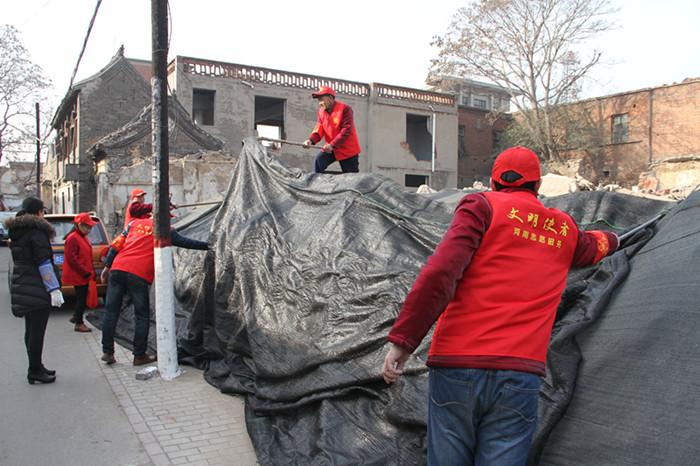 我馆党员志愿者走进社区，帮助社区开展卫生整治活动