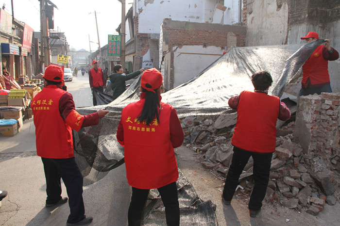 我馆党员志愿者走进社区,帮助社区开展卫生整治活动(图3) 我馆党员志愿者走进社区,帮助社区开展卫生整治活动(图3)