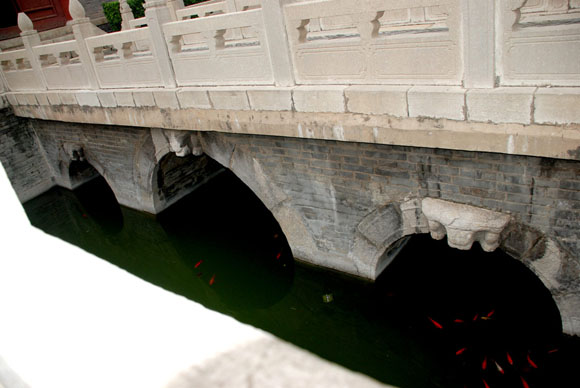 12-府城隍庙泮池上三孔砖石拱桥